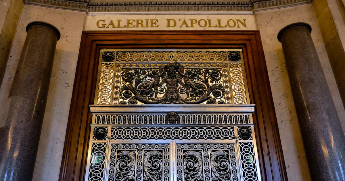 la galerie d'Apollon est désormais protégée par une grille