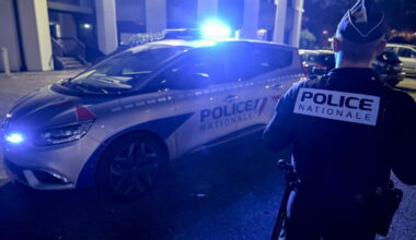 deux adolescentes sortent un couteau et menacent le propriétaire, sa compagne et leurs amis