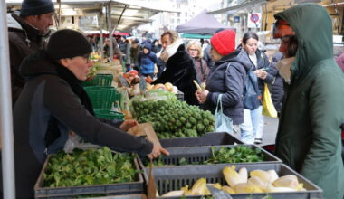 Strasbourg. Volaille, boeuf, baeckeoffe ou... raclette ? Au marché, les derniers achats dans la bonne humeur