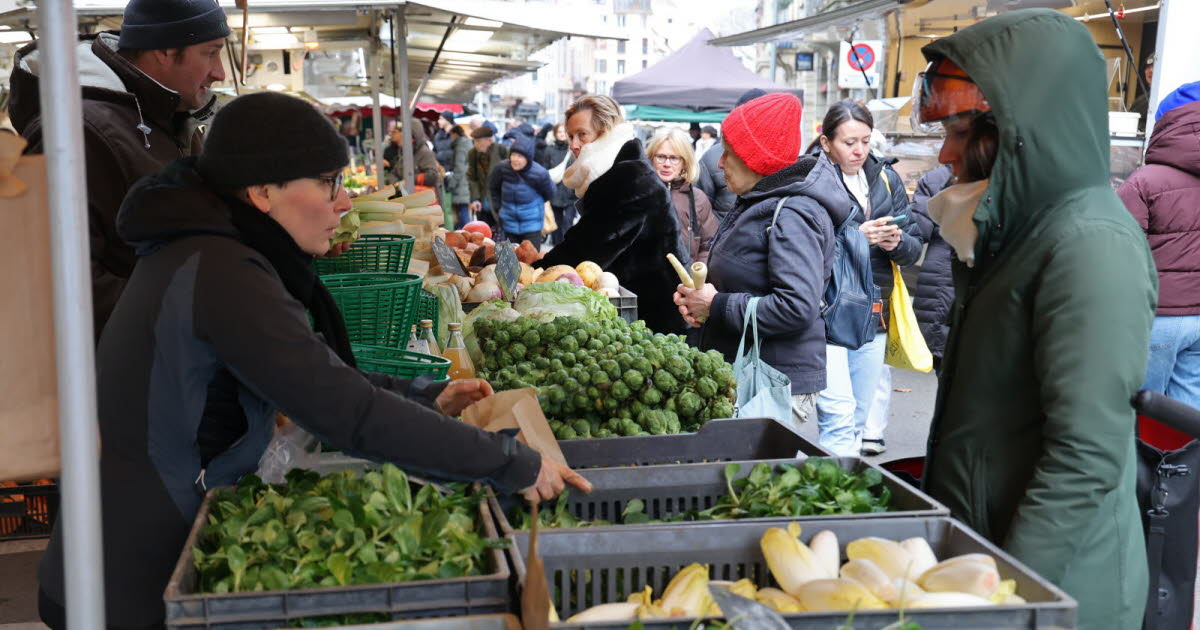 Strasbourg. Volaille, boeuf, baeckeoffe ou... raclette ? Au marché, les derniers achats dans la bonne humeur