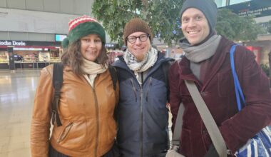 Grenoble. Musique, retrouvailles, câlins… immersion à la gare le jour du réveillon de Noël