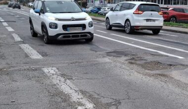 Métropole de Lyon. Un trou sur la chaussée qui se remarque et qui est gênant à Tassin-la-Demi-Lune