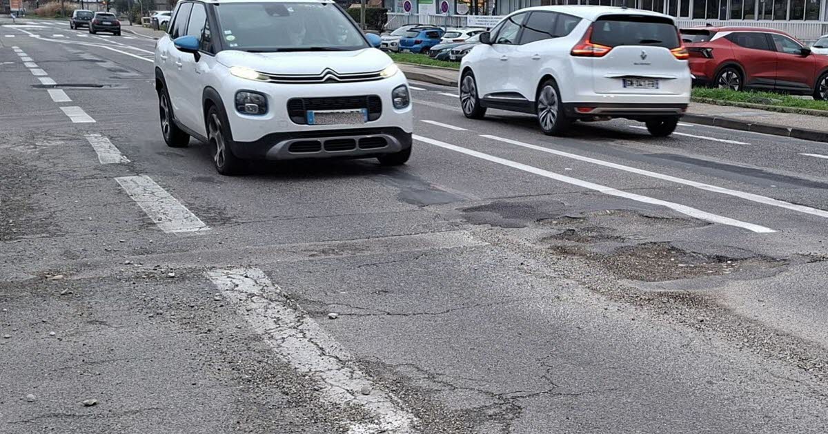 Métropole de Lyon. Un trou sur la chaussée qui se remarque et qui est gênant à Tassin-la-Demi-Lune