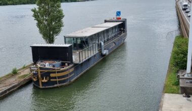 la péniche a quitté l’ancienne écluse de La Mulatière