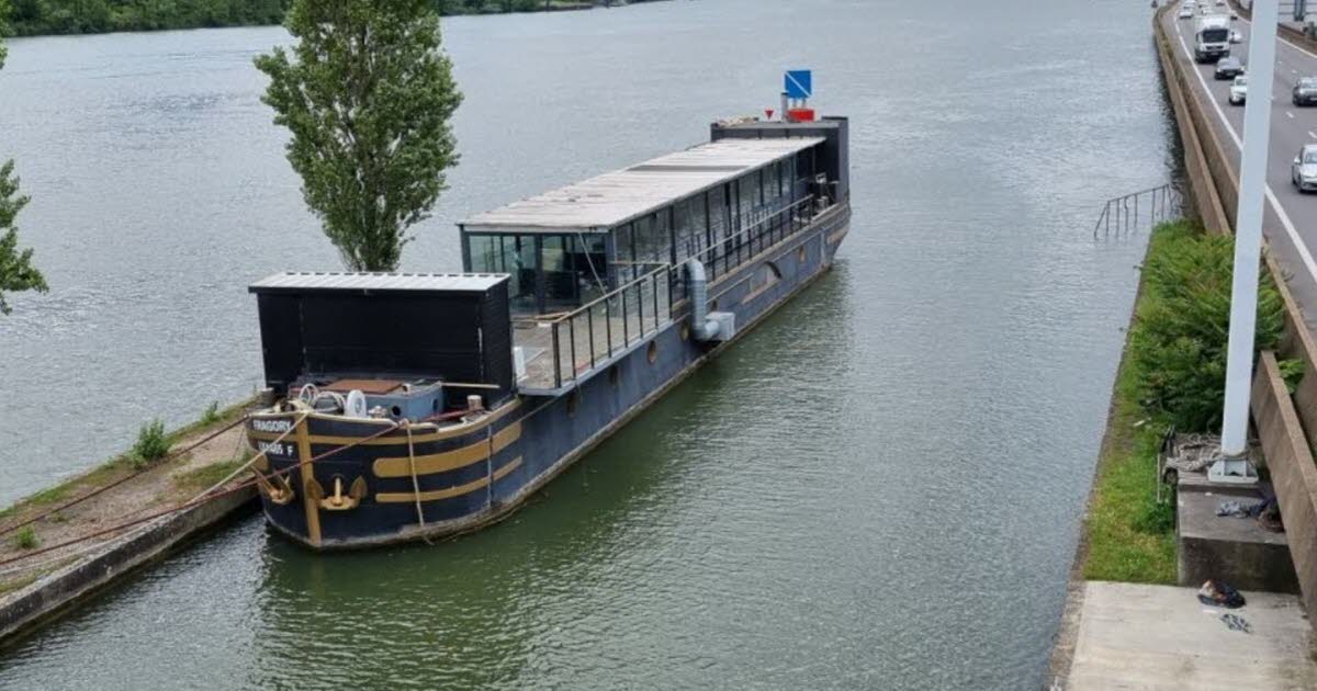la péniche a quitté l’ancienne écluse de La Mulatière