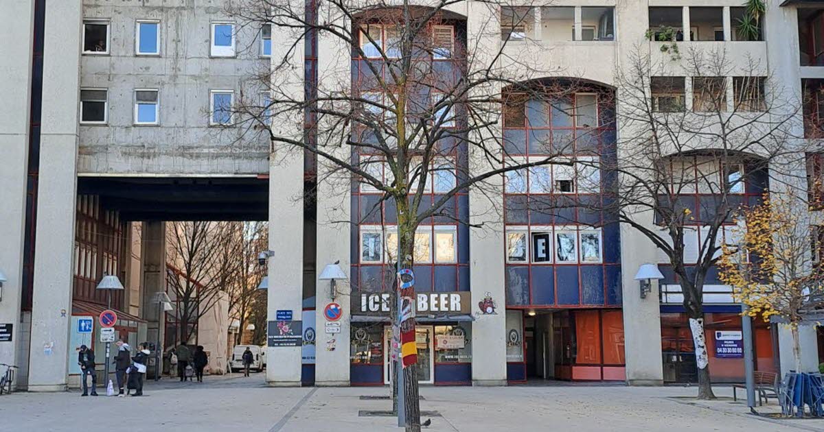 Lyon . Malgré la rénovation de cette place, « les panneaux des façades tombent par terre, c'est dangereux »