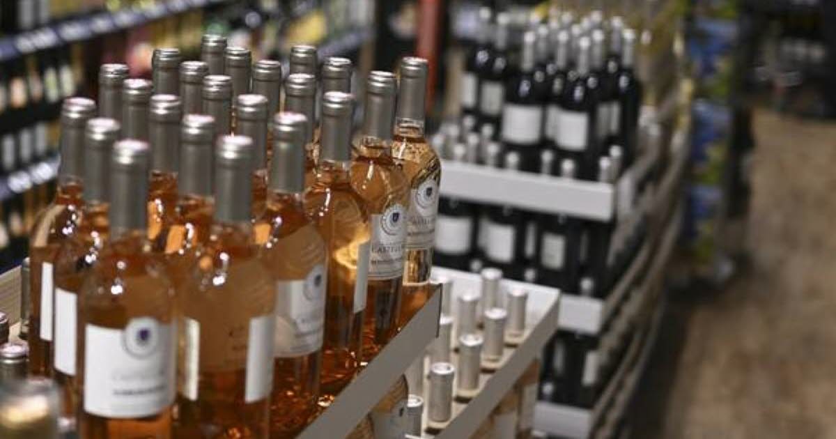 un homme jugé pour vols de bouteilles d’alcool et menaces avec couteau
