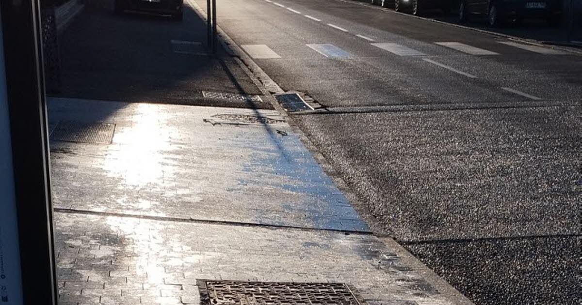 Vandœuvre-lès-Nancy. Avenue Jean-Jaurès, le revêtement aux arrêts du trolley rendu glissant par le verglas