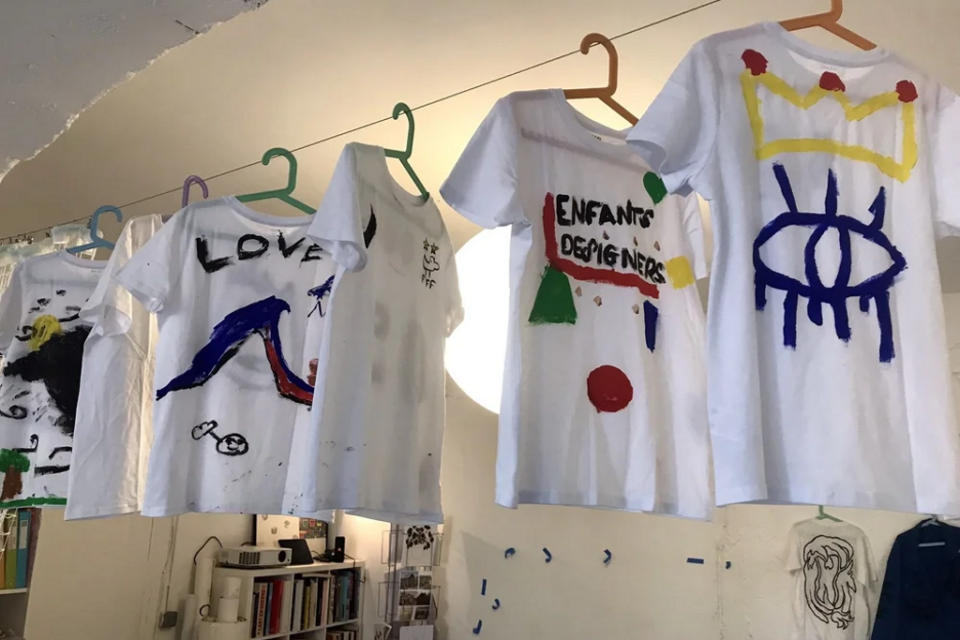 Exploration des textures et des imprimés lors d’une séance dédiée au textile.