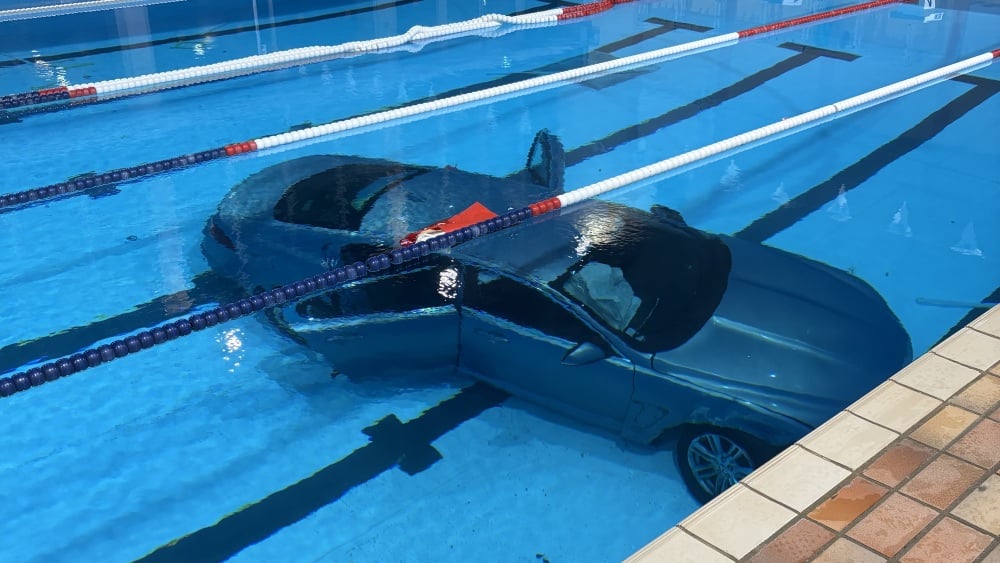 Une voiture finit dans la piscine municipale de La Ciotat après une fausse manœuvre