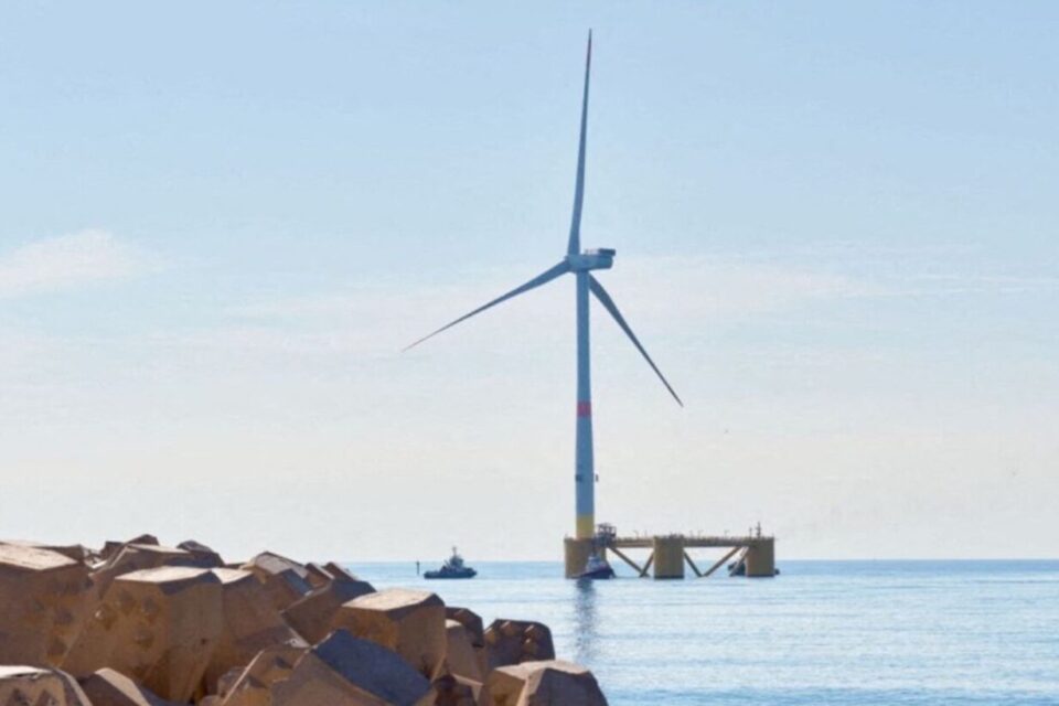 Les éoliennes géantes ont été installées cet été au large de Port Leucate, dans l'Aude 