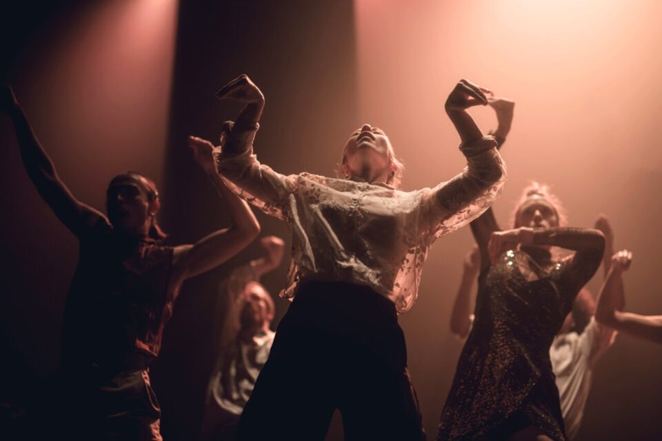 Dans Theatre of Dream, plus que jamais peut-être chez le chorégraphe, les corps sont mis sous tension...