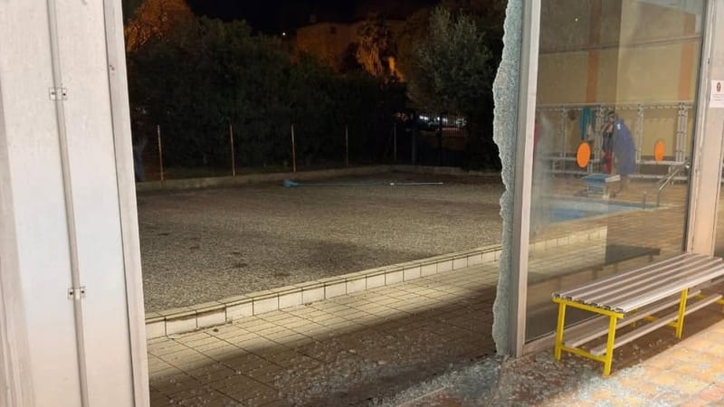 La baie vitrée du bâtiment a explosé sous le choc. La Ville annonce fermer la piscine quelques jours le temps de procéder au nettoyage des lieux.