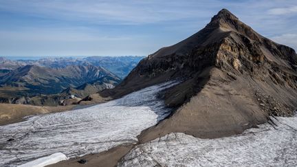 Une photo aérienne prise le 13 septembre 2022 montre le col de Tsanfleuron (Suisse), débarrassé de la glace qui l'a recouverte pendant au moins 2 000 ans. (FABRICE COFFRINI / AFP)