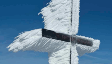 Avec le vent glacial, cette croix dans les Pyrénées se transforme en sculpture de neige