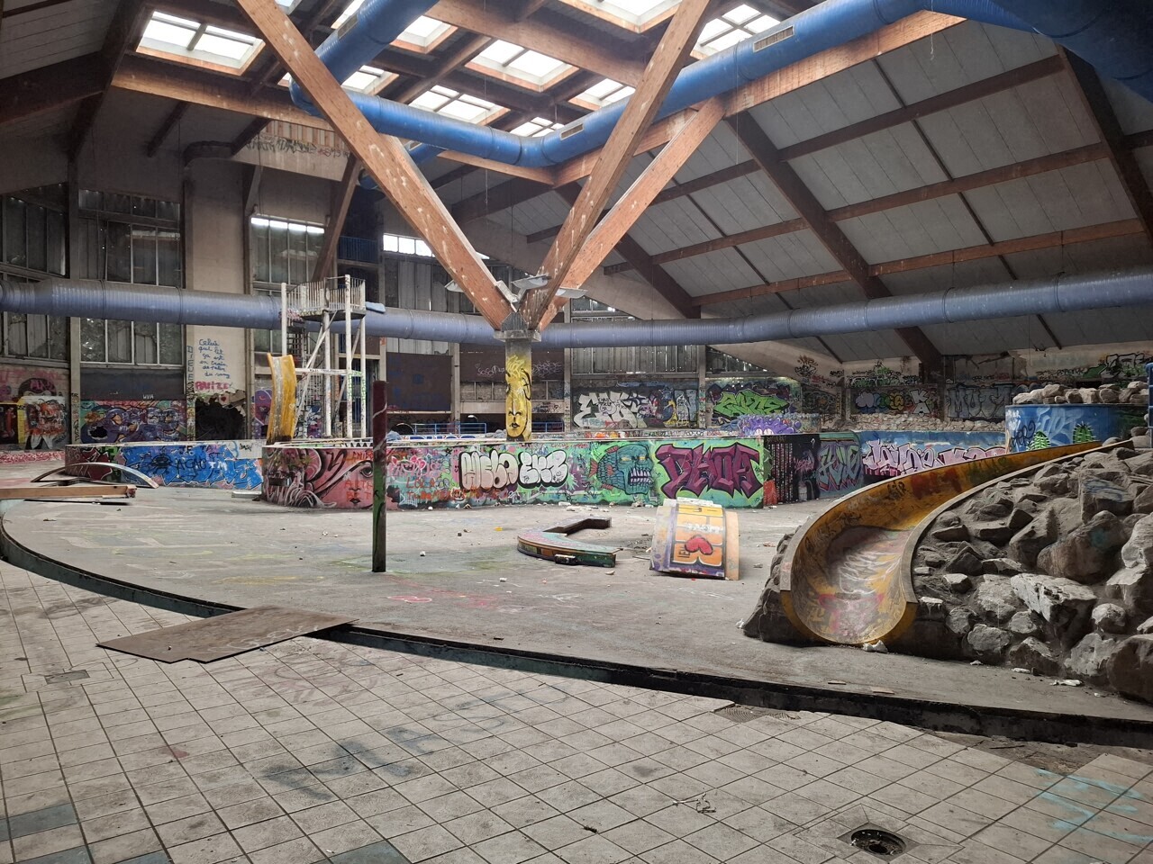 Une rave party illégale a rassemblé « plusieurs centaines de personnes » sur l'Île Lacroix à Rouen