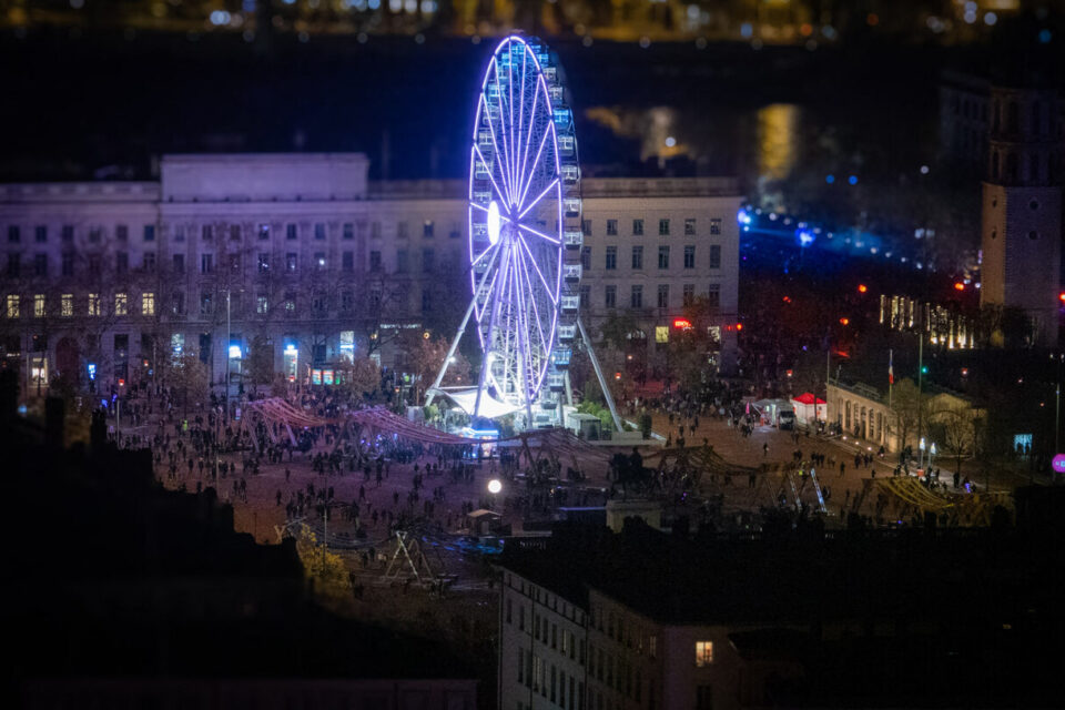 La place Bellecour à Lyon lors de la Fête des Lumières 2025, vue de Fourvière.