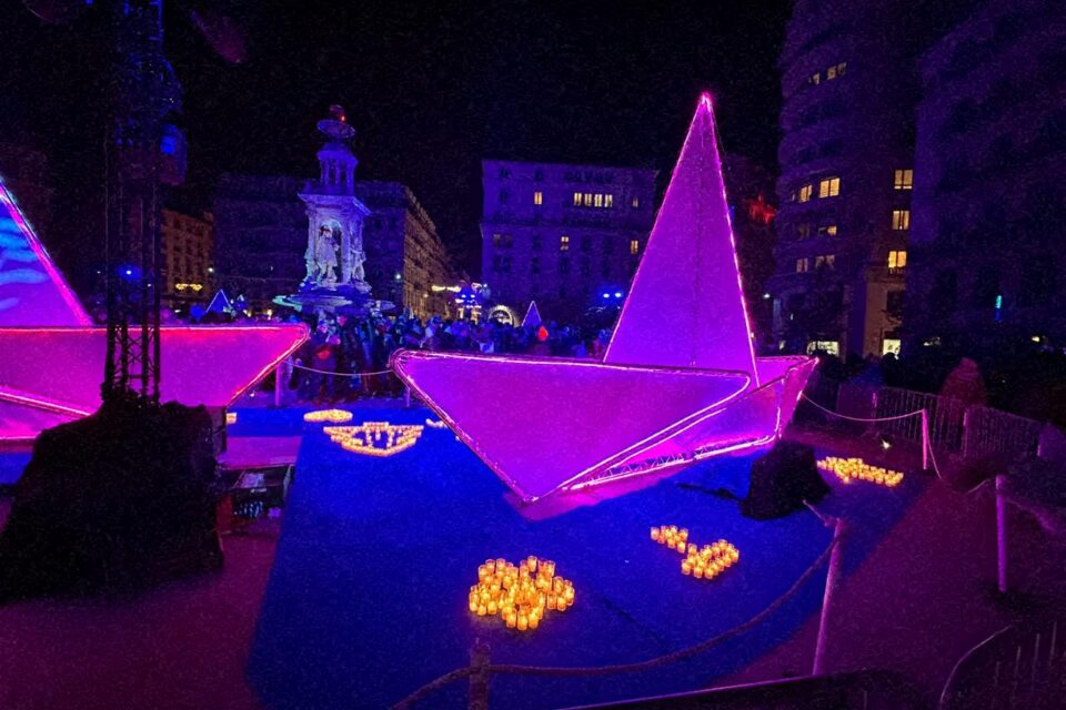 Il y a du monde sur la place des Jacobins. Point négatif : les décorations ne sont pas assez surélevées.