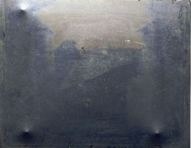 Une héliographie figée sur une plaque d’étain grâce au bitume de Judée, matériau qui durcit au contact de la lumière.