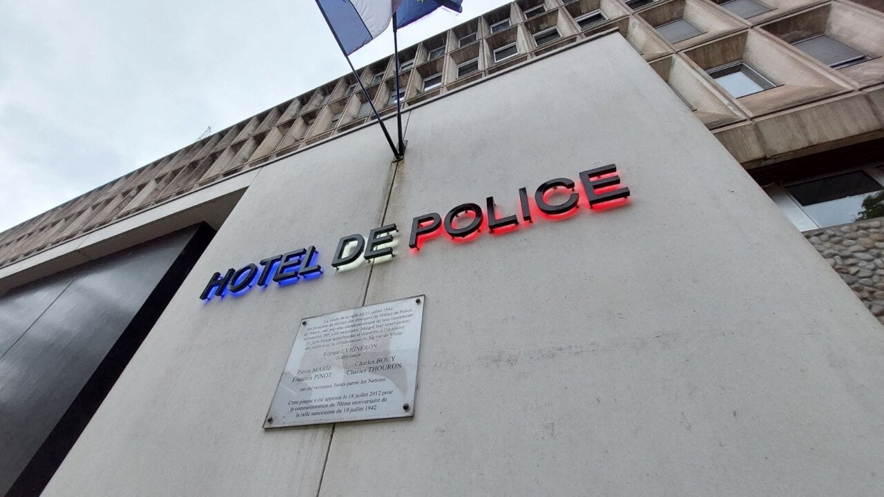 la police l'arrête sur son lieu de travail