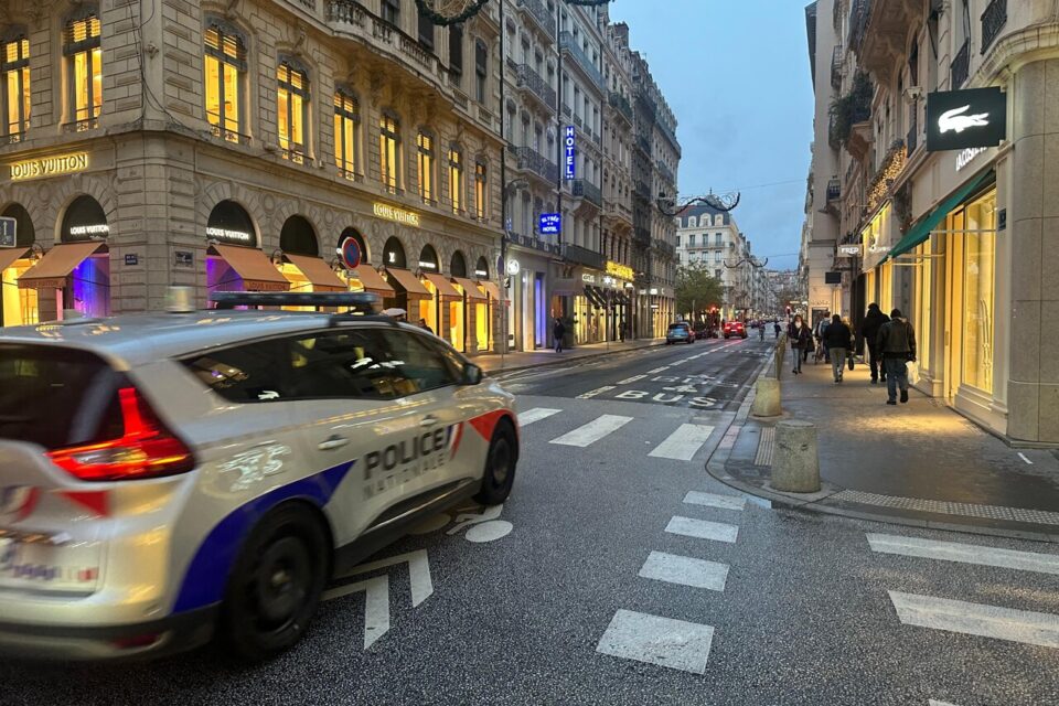 La police en patrouille rue du Président Edouard Herriot à Lyon.