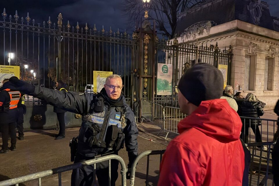 La police municipale a dû orienter de nombreux touristes déçus de ne pas pouvoir assister au show de drones du parc de la Tête d'Or.