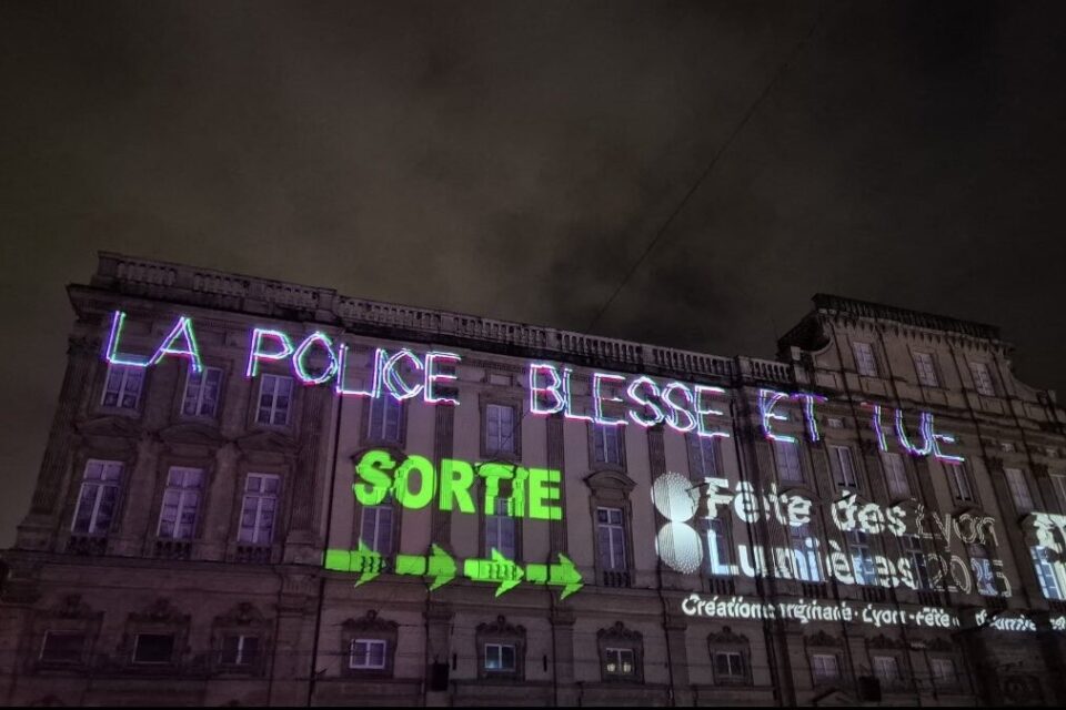 L'un des messages anti-police projeté sur la façade du musée des Beaux-arts pendant la Fête des Lumières de Lyon.