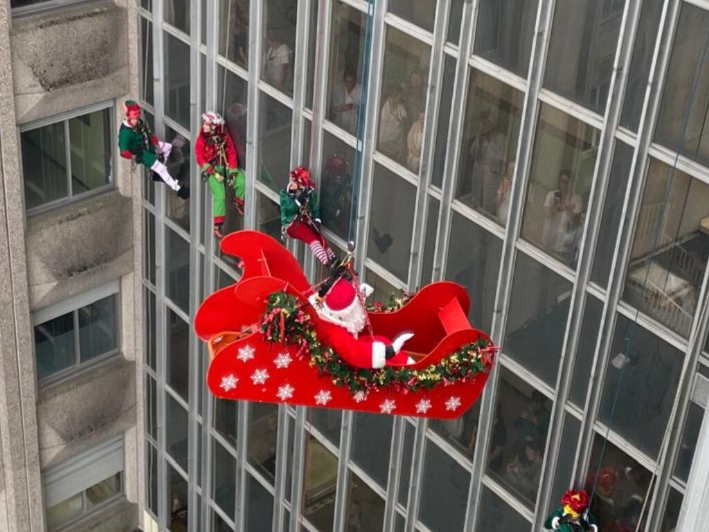 IMAGES. Pour Noël, ces pompiers de Lorraine se déguisent pour faire rêver des enfants hospitalisés