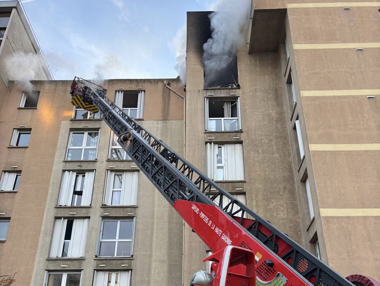 "un violent feu d'appartement" se déclare au 6ᵉ étage d'un immeuble