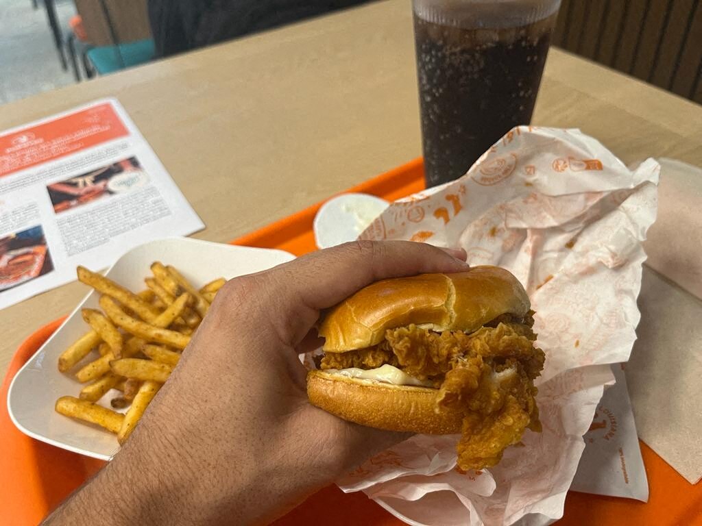 Nouveau à Marseille. Popeyes, le fast-food star du poulet frit, est installé en ville