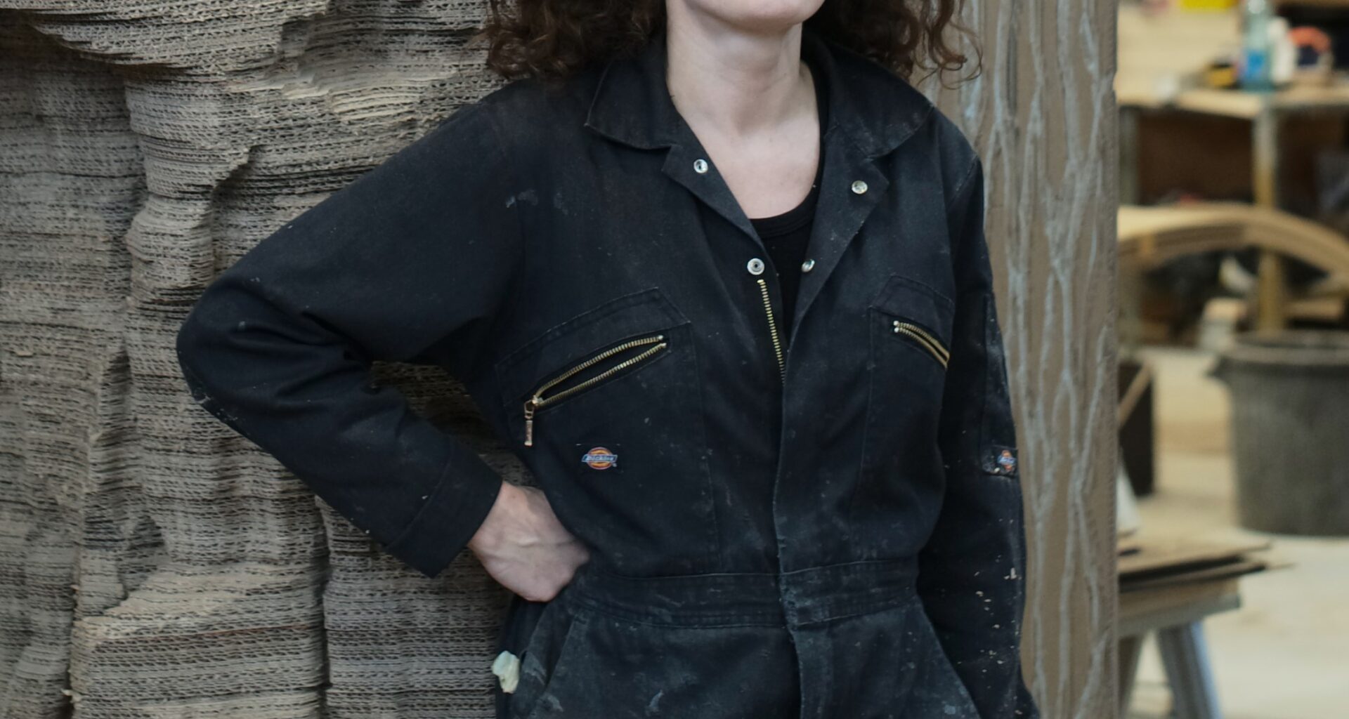 Portrait de l'artiste Eva Jospin devant une de ses oeuvres