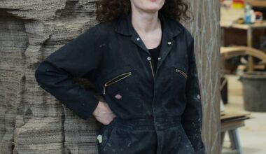 Portrait de l'artiste Eva Jospin devant une de ses oeuvres