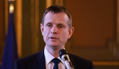 le préfet ne ferme pas complètement la porte