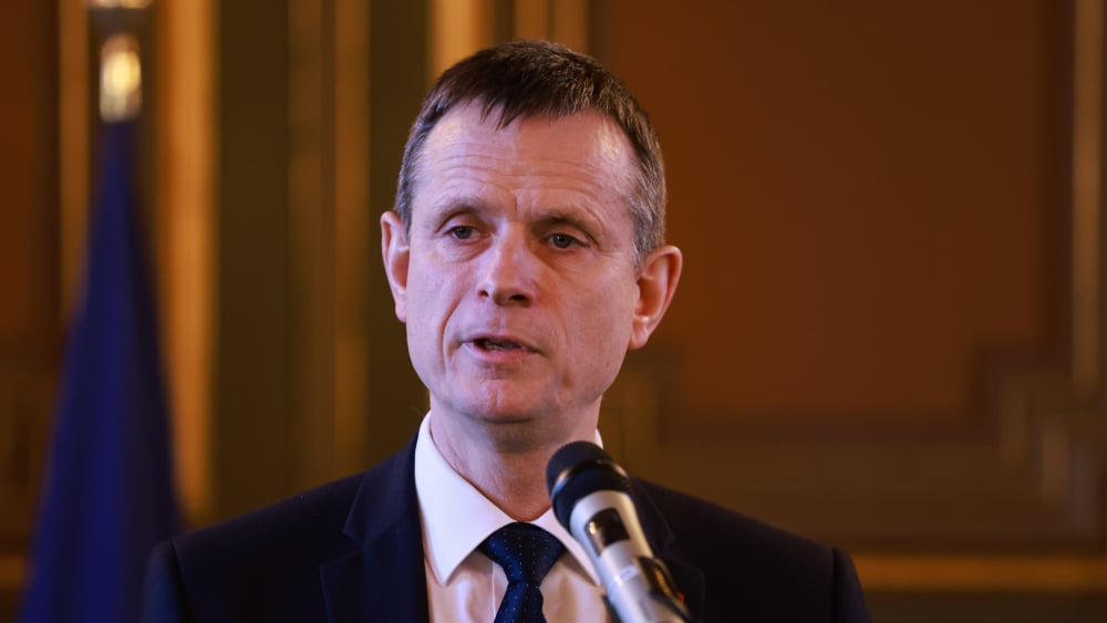 le préfet ne ferme pas complètement la porte