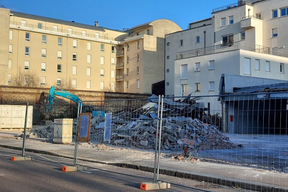 Démolition en cours rue du Pré-de-la-Bataille dans le quartier Pasteur pour laisser place à un nouveau programme immobilier. 