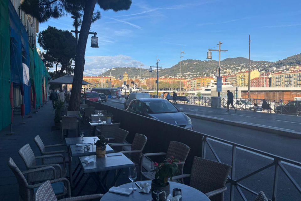 La terrasse de Karine est particulièrement exposée à la circulation sur le quai Lunel.