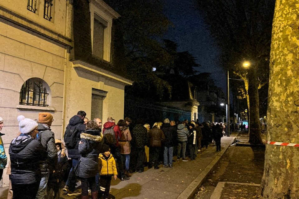 Une queue immense s'est déjà formée devant le parc de la Tête d'or, une heure avant le début du spectacle de drones.
