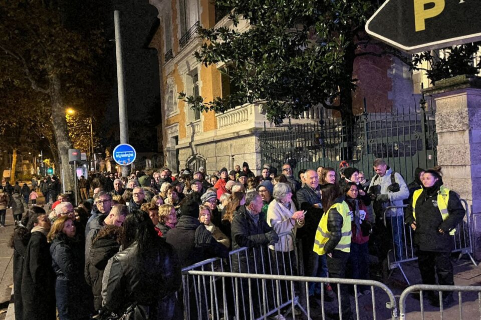 Une queue immense s'est déjà formée devant le parc de la Tête d'or, une heure avant le début du spectacle de drones.