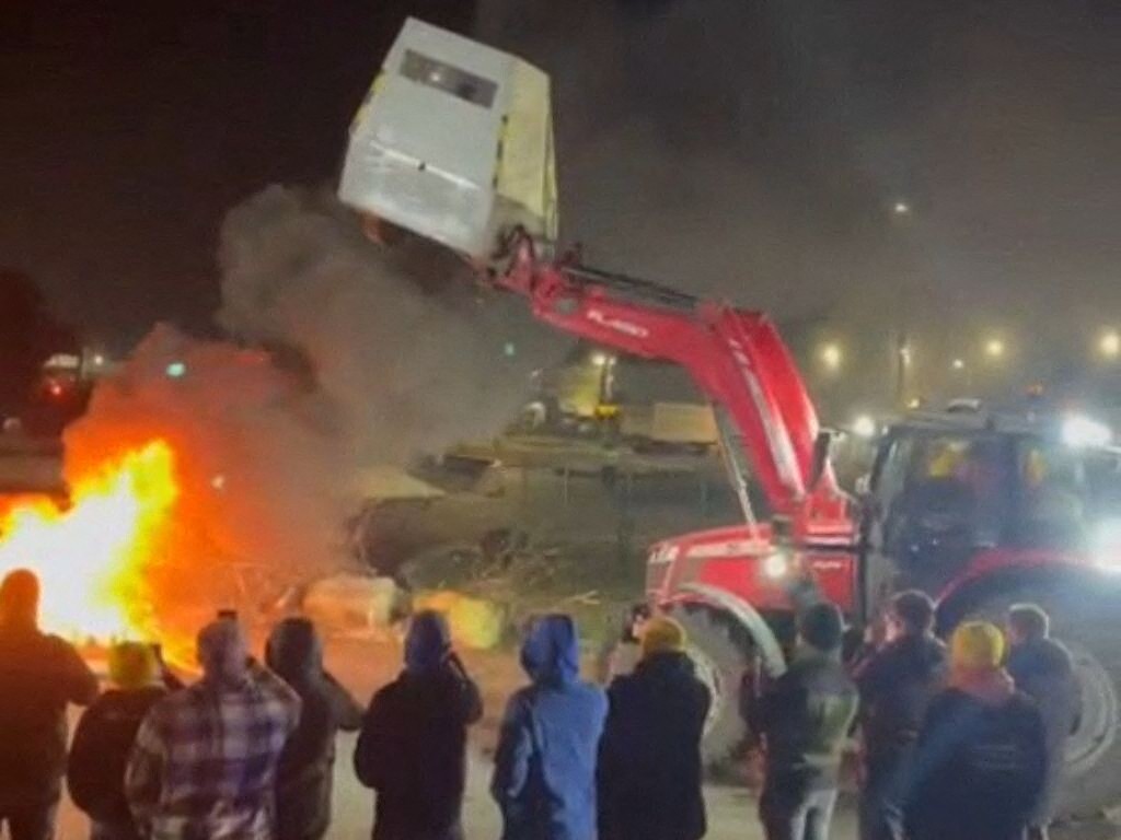 VIDÉO. Pendant le blocage de l'A63, les agriculteurs brûlent un radar au sud de Bordeaux