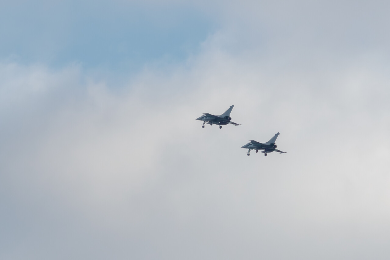 Près de Nice. Deux avions Rafale volent à basse altitude et intriguent, ce qu'il s'est passé