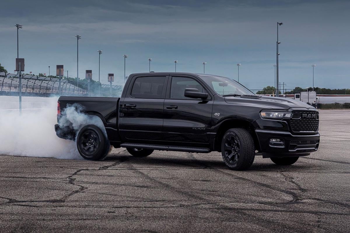 Profil latéral du pick-up Ram 1500 équipé du moteur V8 HEMI 5.7 en finition Laramie