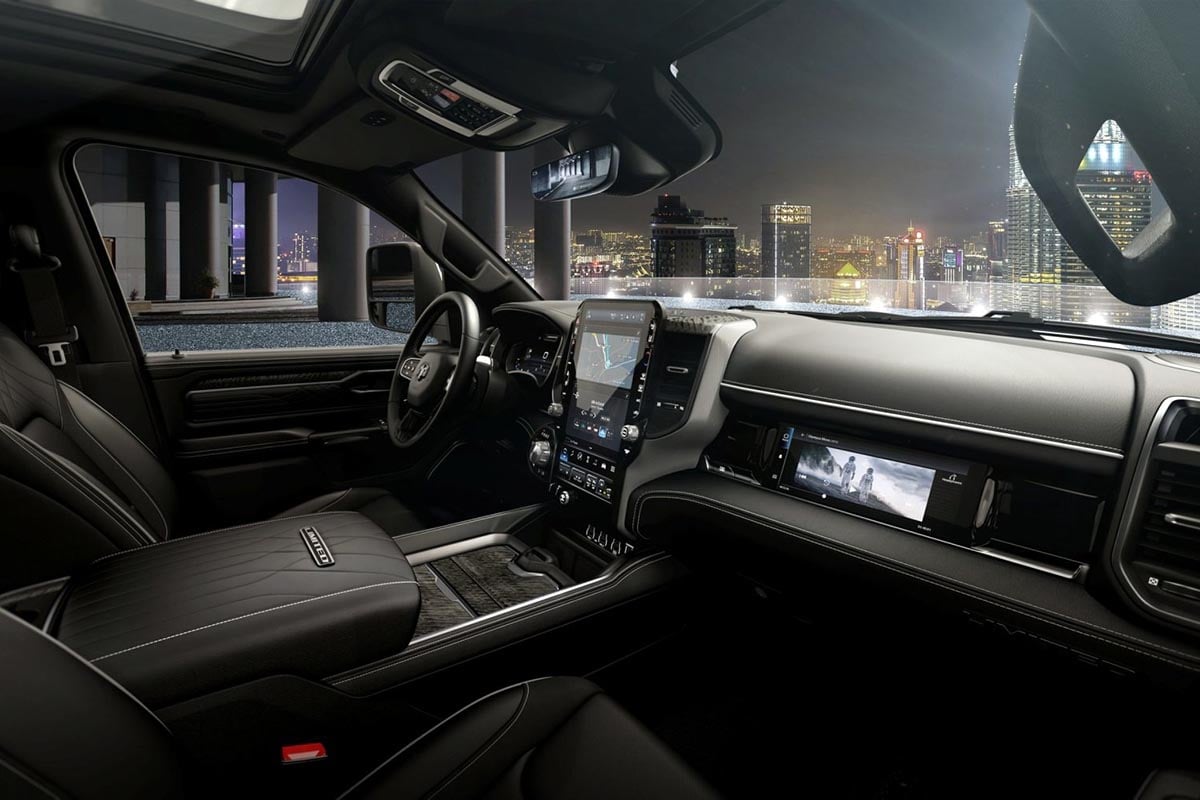 Tableau de bord de la Ram 1500 V8 avec écran tactile et sellerie cuir