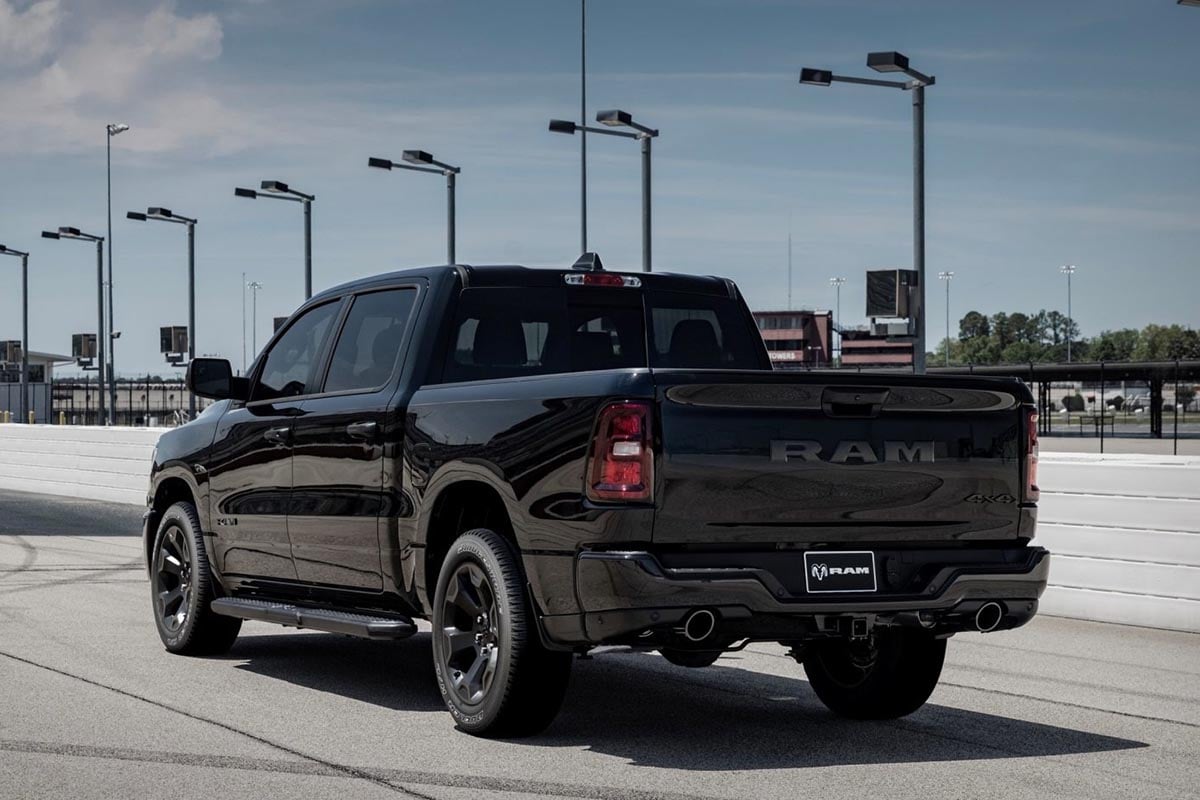 Vue arrière de la Ram 1500 avec benne ouverte et feux verticaux LED