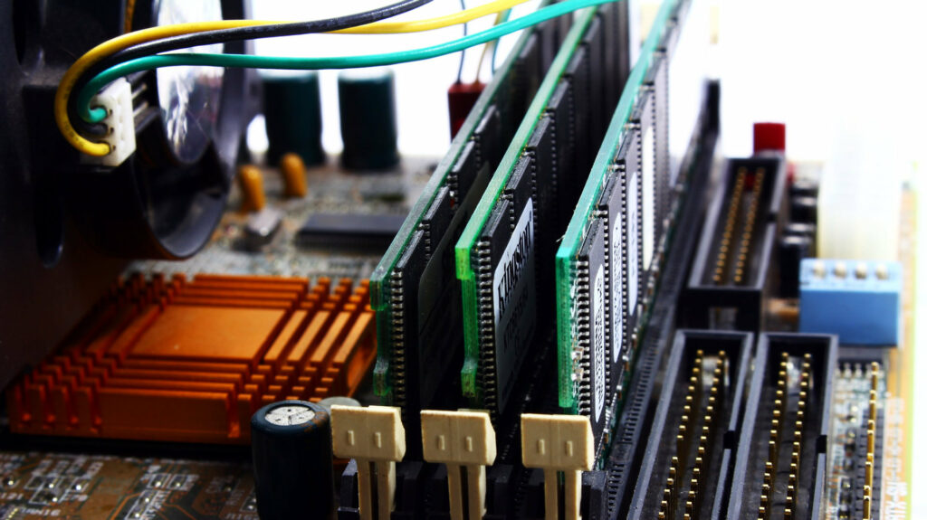 Des barrettes de RAM dans un ordinateur // Source : Valentine Tanasovich