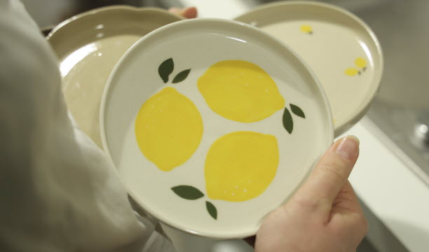 Réalisée sur-mesure et dans le thème, la vaisselle est signée Céline Dupret et La Fabrique d’Anaïs.   Photo Franck Kobi