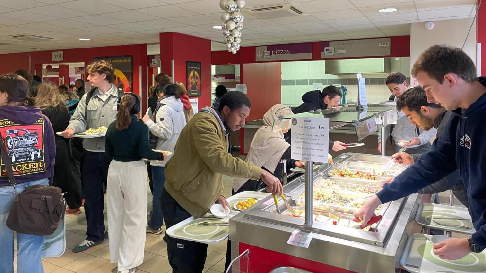 à Marseille, un repas de fête offert aux étudiants du Crous