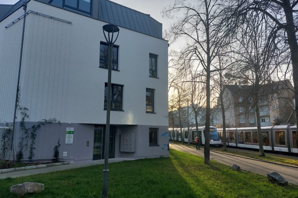 La résidence se situe rue de Lunéville et donne sur l'allée du Schluthfeld, ici sur la photo.