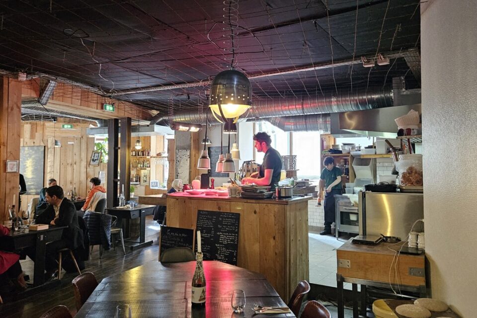 Matéo Ravel, 21 ans, chef du restaurant La Table des Matrus à Saint-Étienne, a obtenu un Bib gourmand du Guide Michelin.