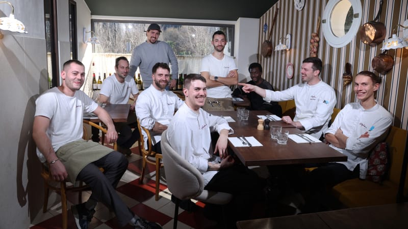 12. J'ai choisi cette photo car elle présentait une multitude de difficultés à la réalisation : une photo de groupe, toujours complexe à composer, en intérieur, difficulté d'éclairage, et enfin tenues blanches (gare à la puissance des flashs). J'ai...