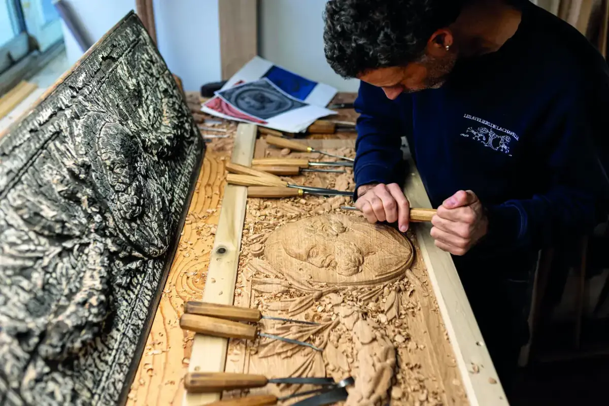 Fabrication de la nouvelle porte de l'hôtel de ville